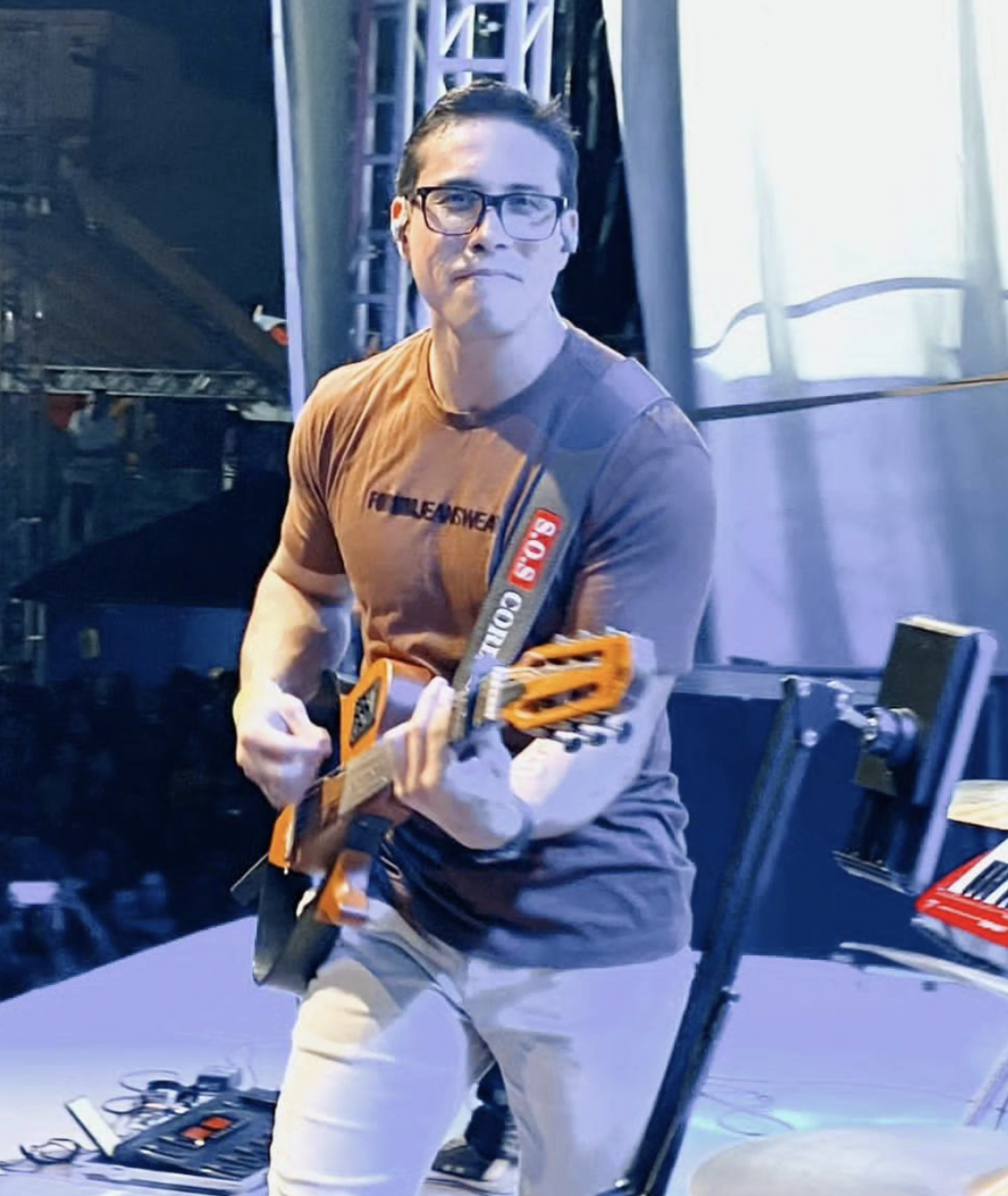 Ayres Sasaki cantante brasileño muere en trágico accidente en escenario