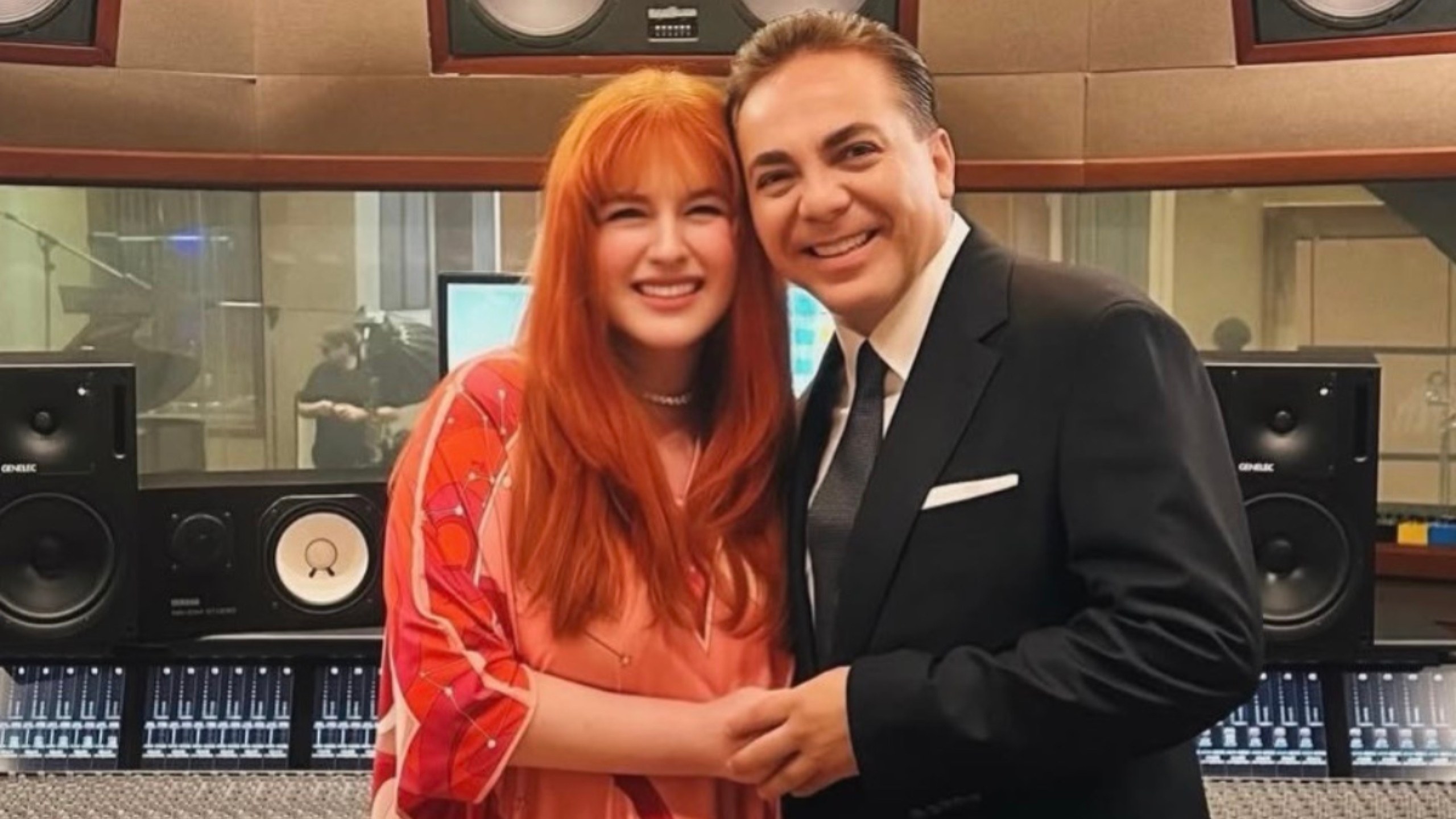 Victoria Kühne, novia de Cristian Castro borró la fotografía abrazada del cantante.