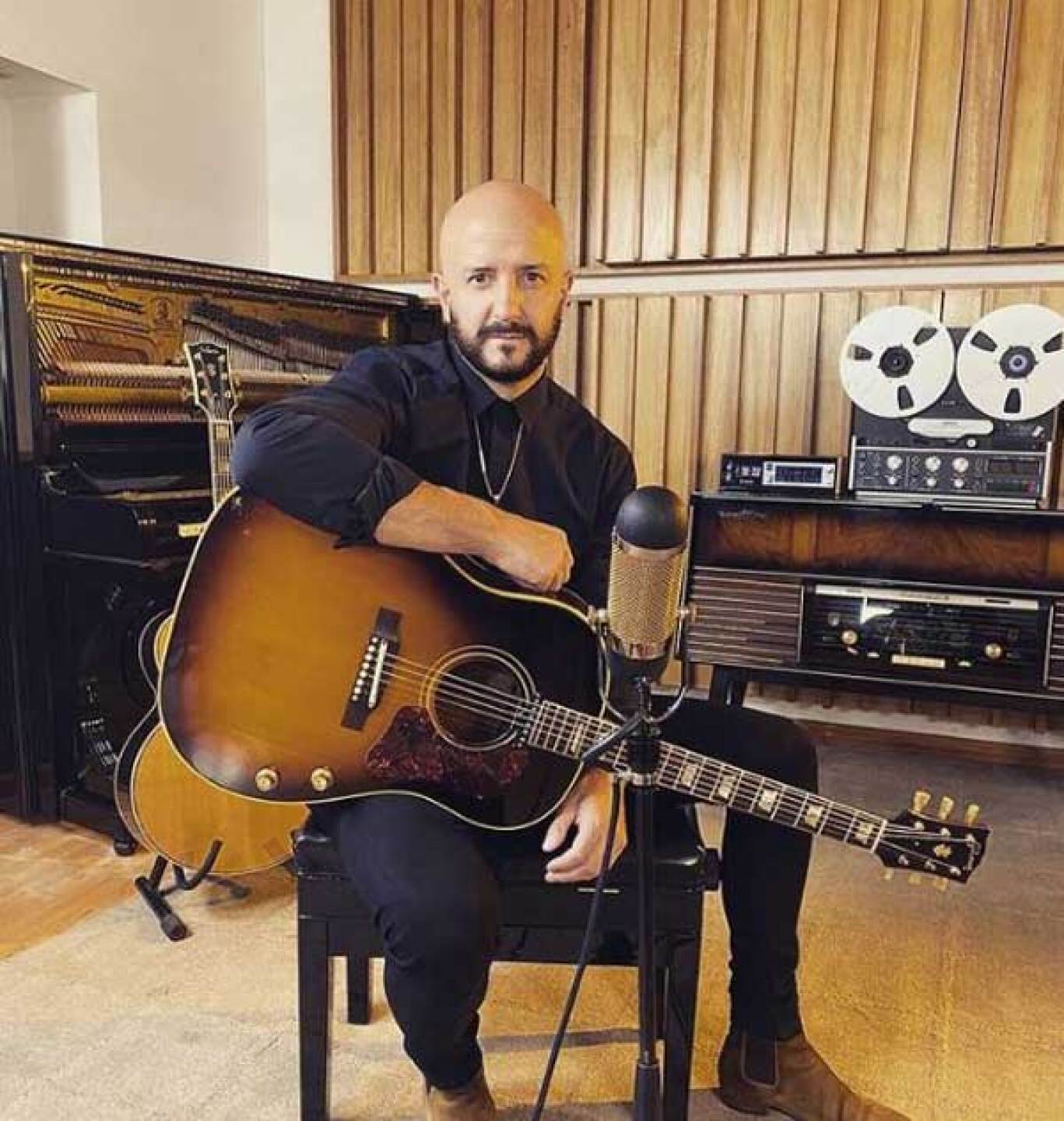 El cantante está feliz.