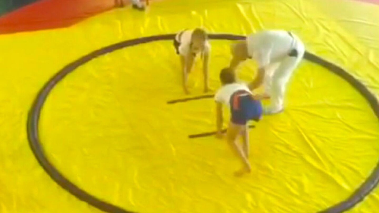 Es incapaz de mantener el equilibrio.