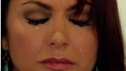 Lucero llorando