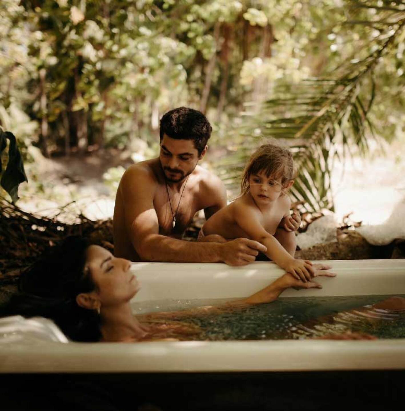 Aislinn Derbez tomó un baño con hielos