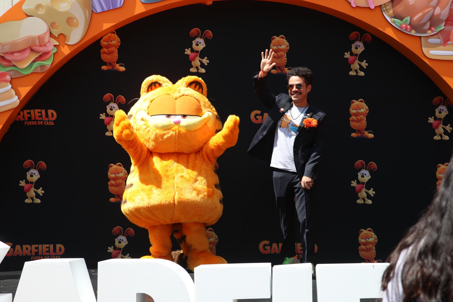 Memo Villegas con Garfield