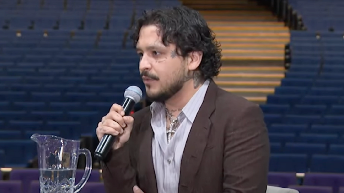 Christian Nodal molesto con la Prensa.png