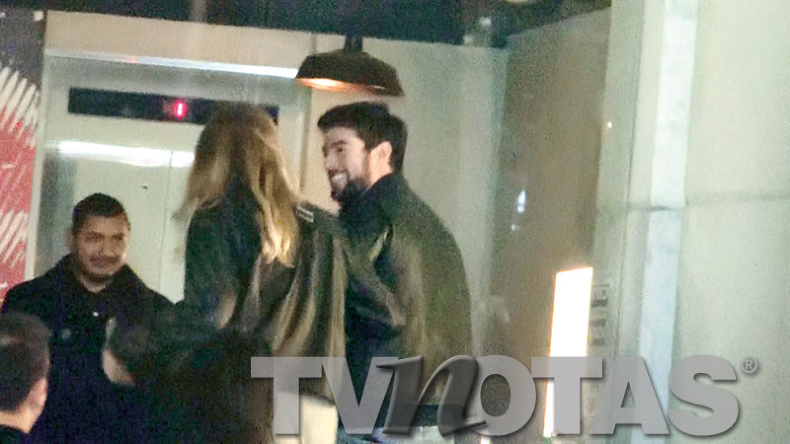 Lo cachamos afuera del mismo restaurante al que llevó a su supuesta novia, pero con esta otra joven en la noche