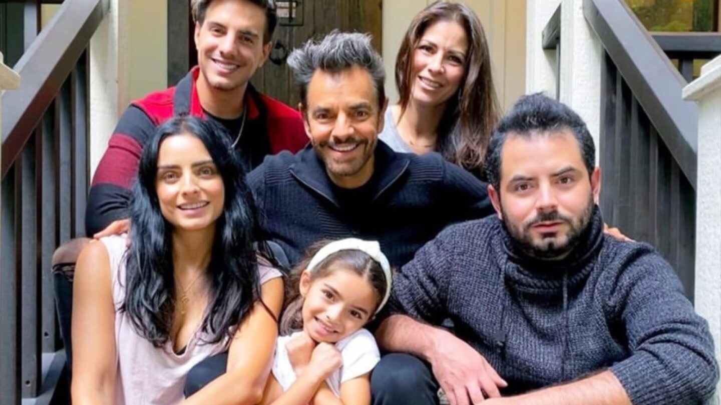 Vadhir Derbez enseñó a su hermanita Aitana a andar en bici