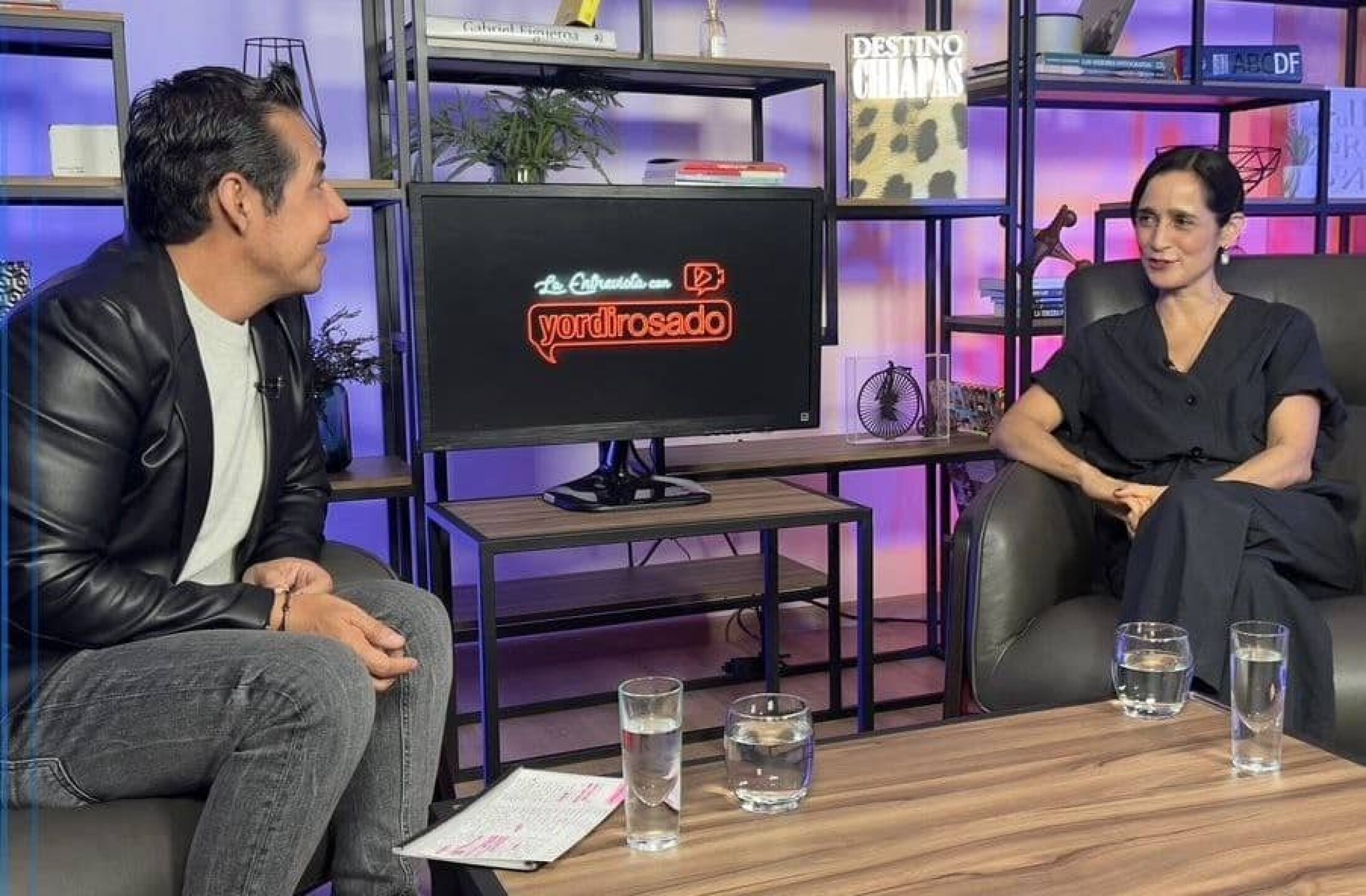Julieta Venegas Percevault es una cantante, compositora, multinstrumentista, productora, actriz y activista mexicana.