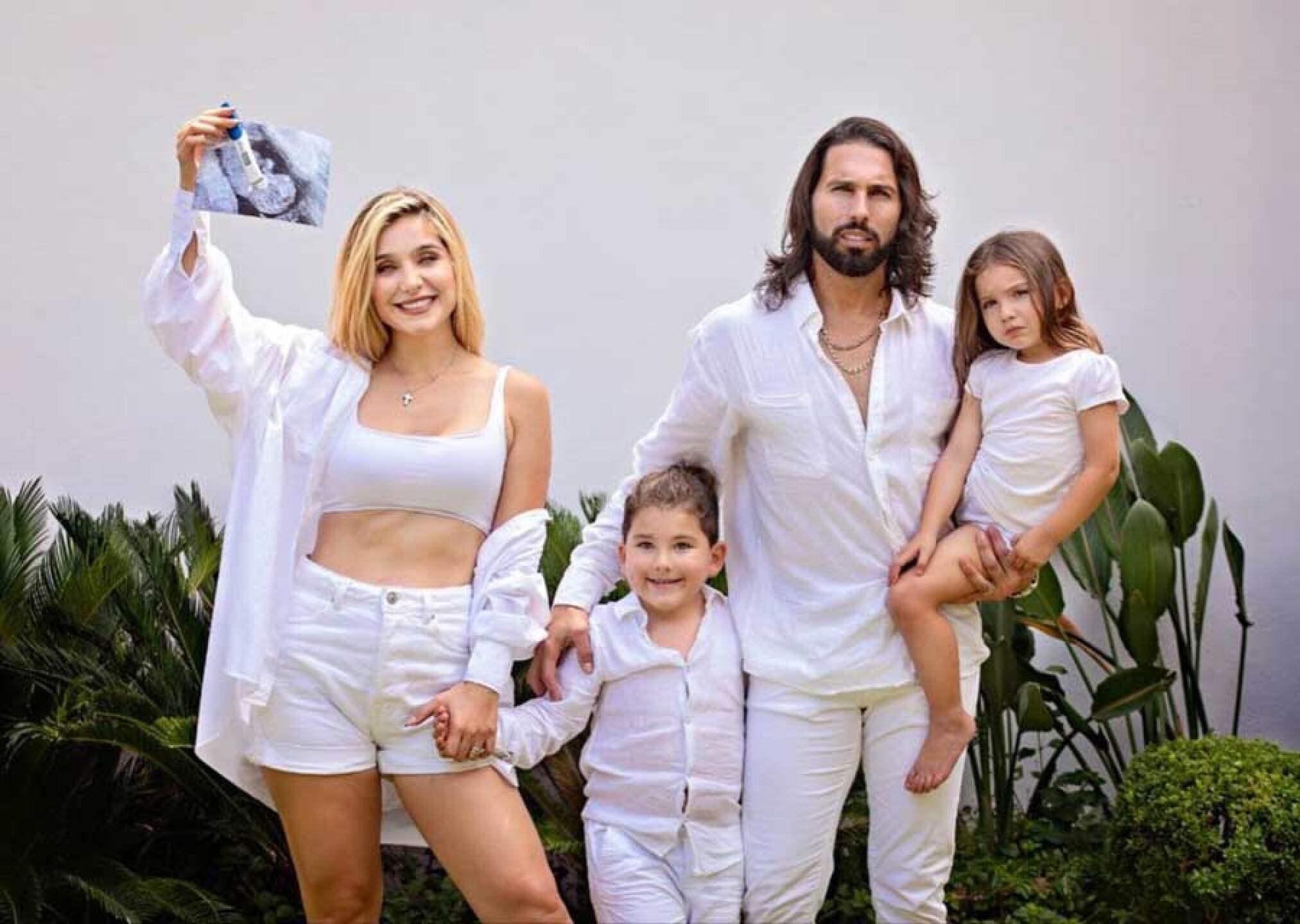 La familia escuchó los latidos del corazón del nuevo bebé.