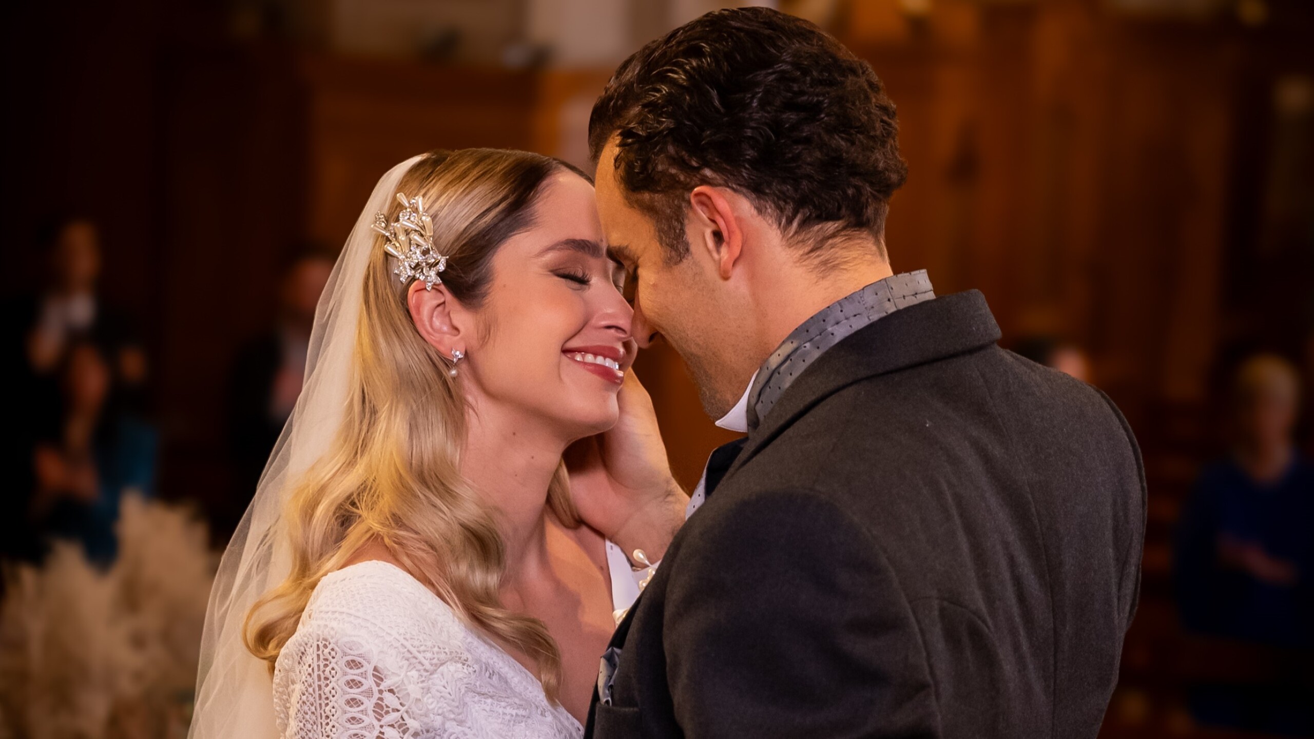 El ángel de Aurora, Paulina Matos es Helena y José Pablo Minor es Demián
