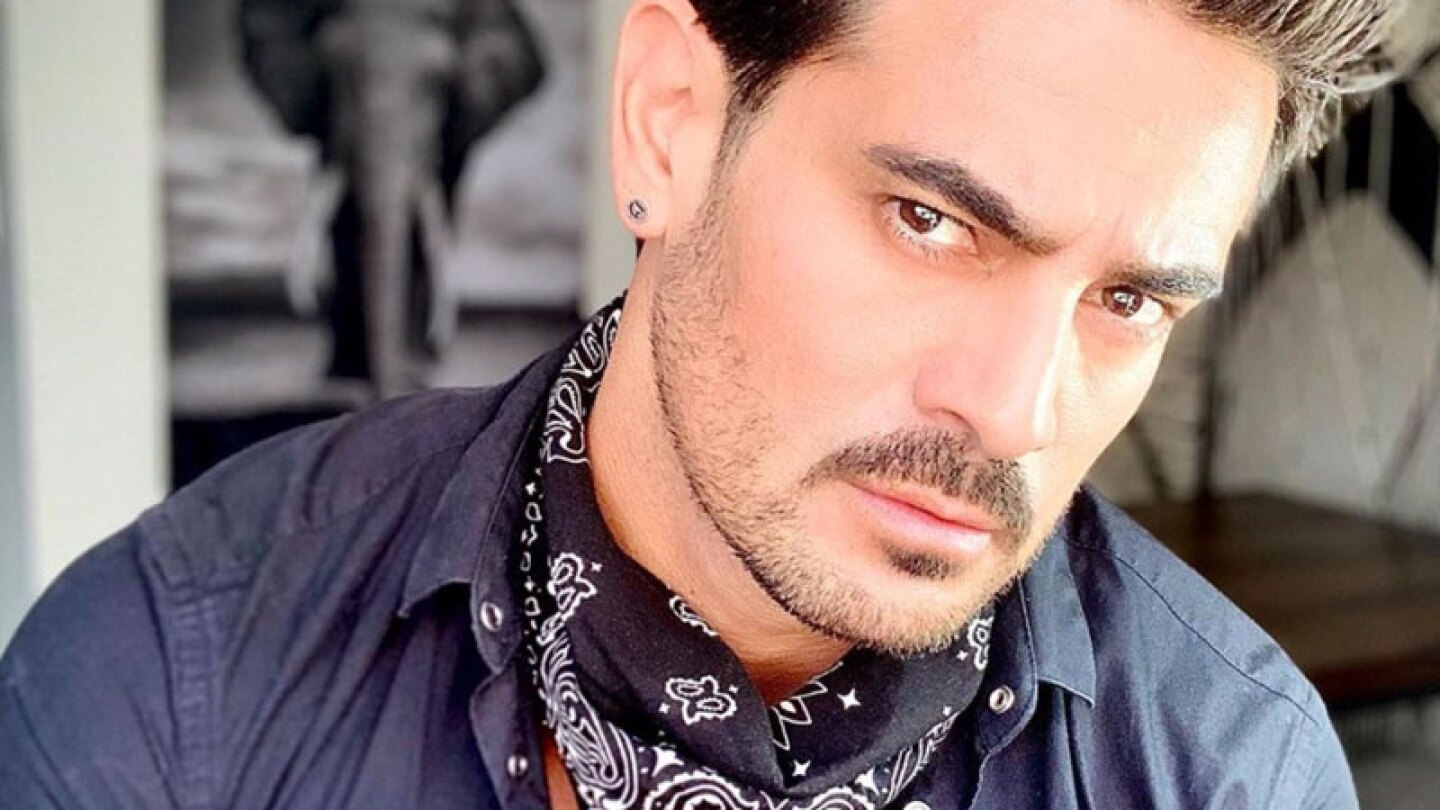 Ricardo Franco reaparece con el alma rota, tras muerte de sus papás