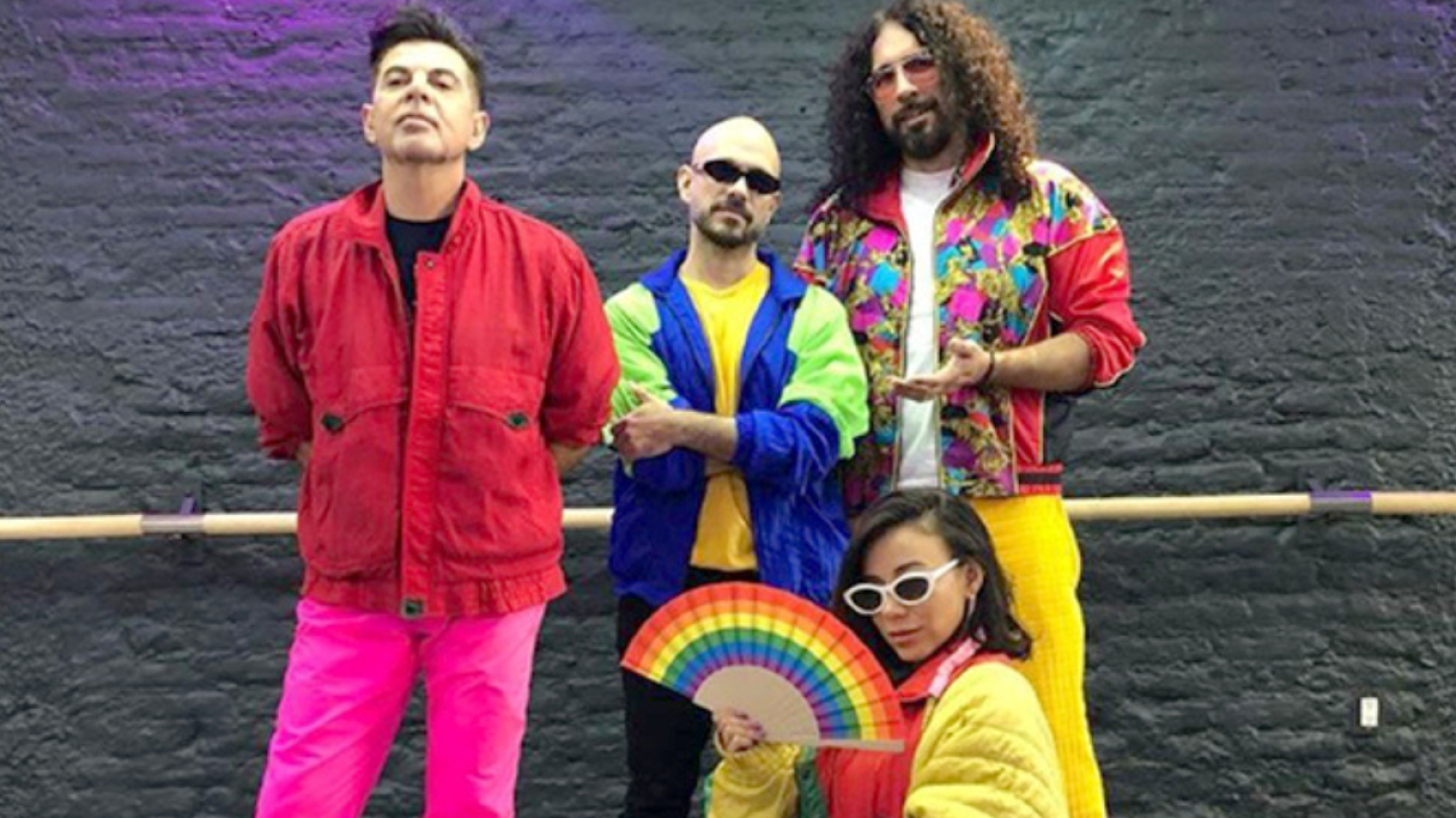 Jass Reyes, vocalista de Playa limbo, es captada en silla de ruedas tras intervención