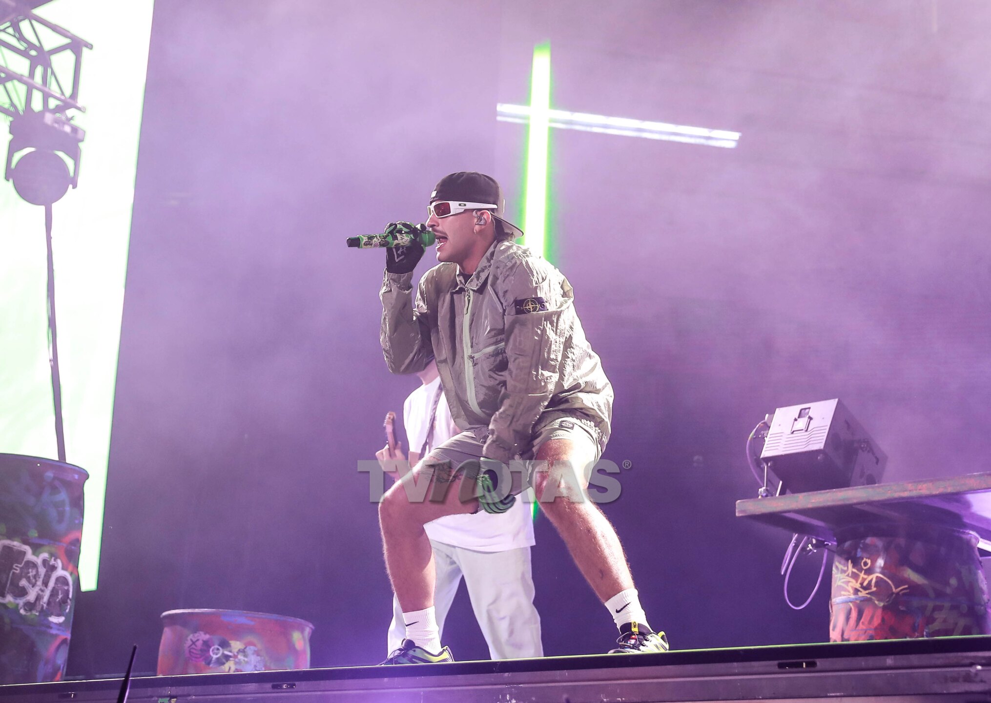 Feid cantando en El Palacio de los Deportes