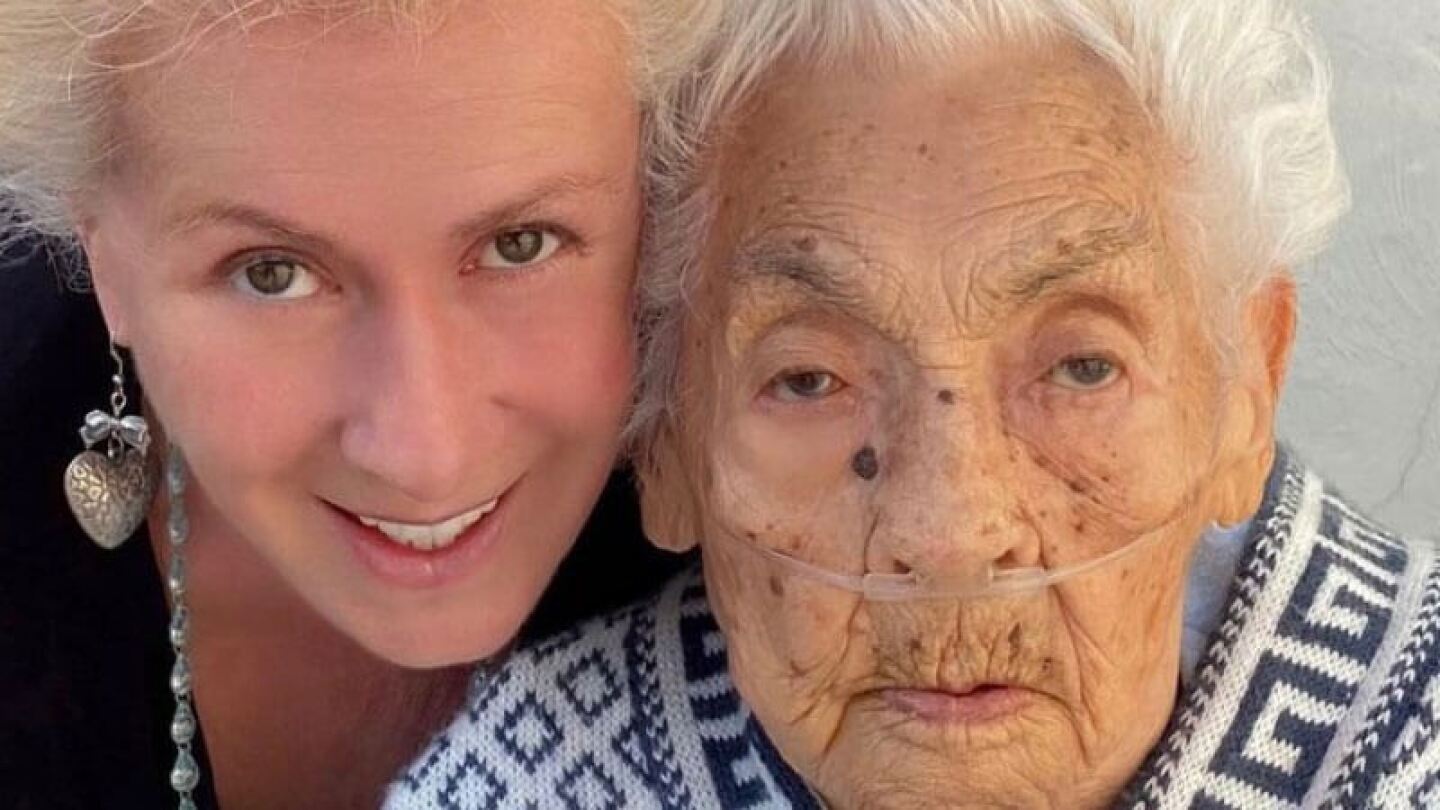 Padre le da la unción a la abuela de Laura Zapata