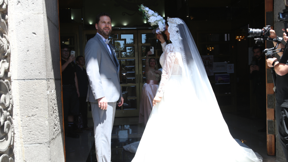 Reportero se gana el ramo de novia de Aleida Núñez