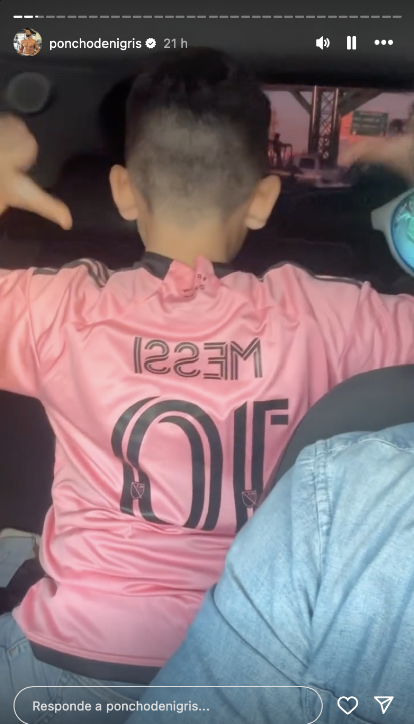 Hijo de Poncho de Nigris con playera de Messi