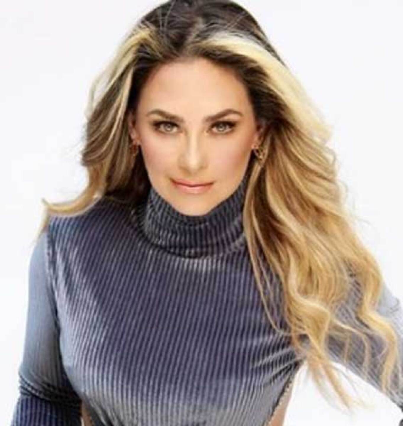 Aracely Arámbula podría volver a la música muy pronto