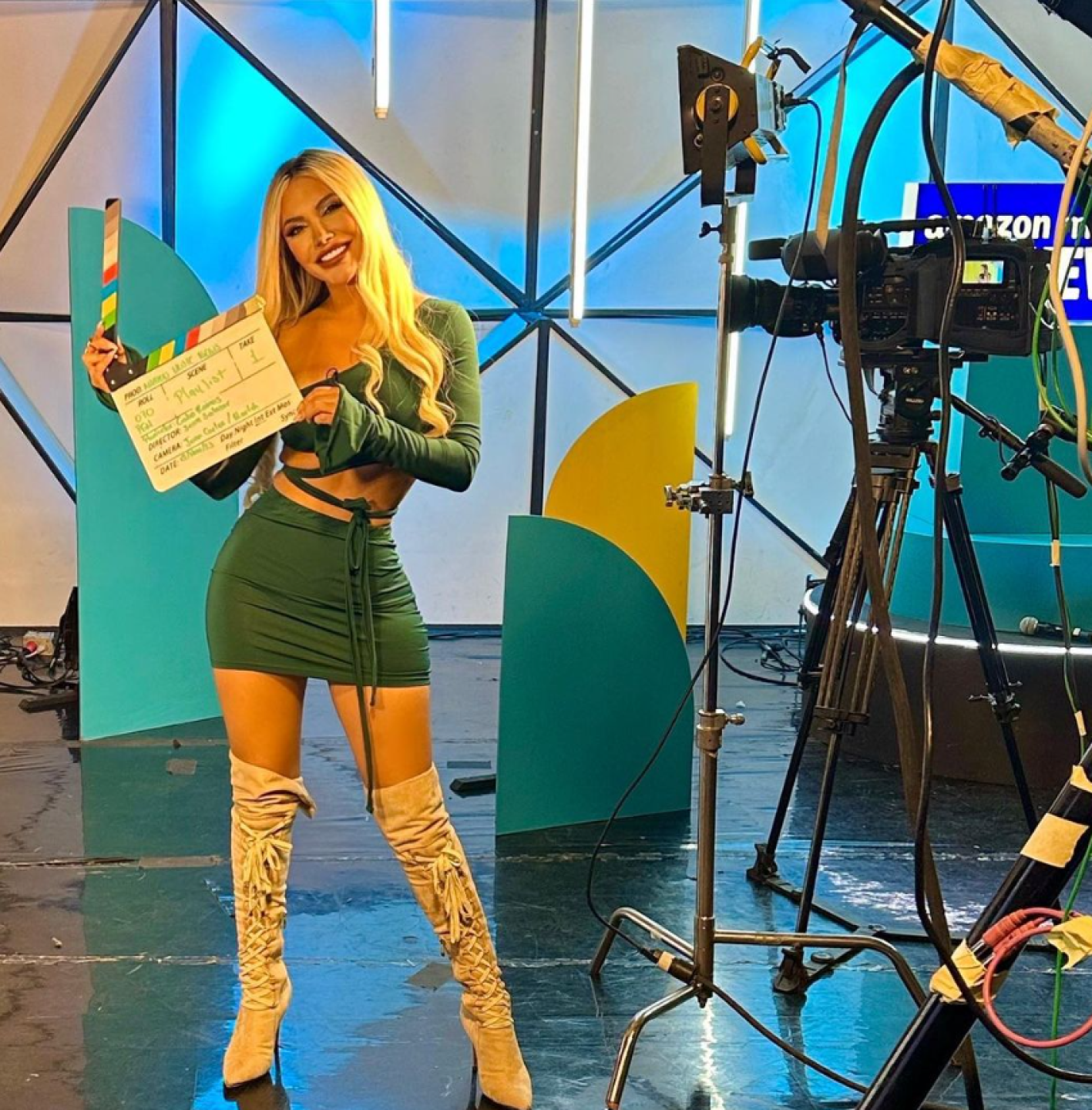 Jeni de la Vega como conductora posando para redes sociales