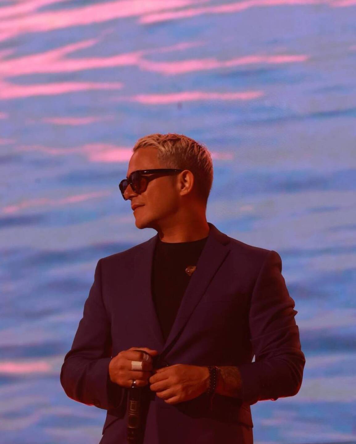 Alejandro Sanz en una presentación 2023 con traje negro