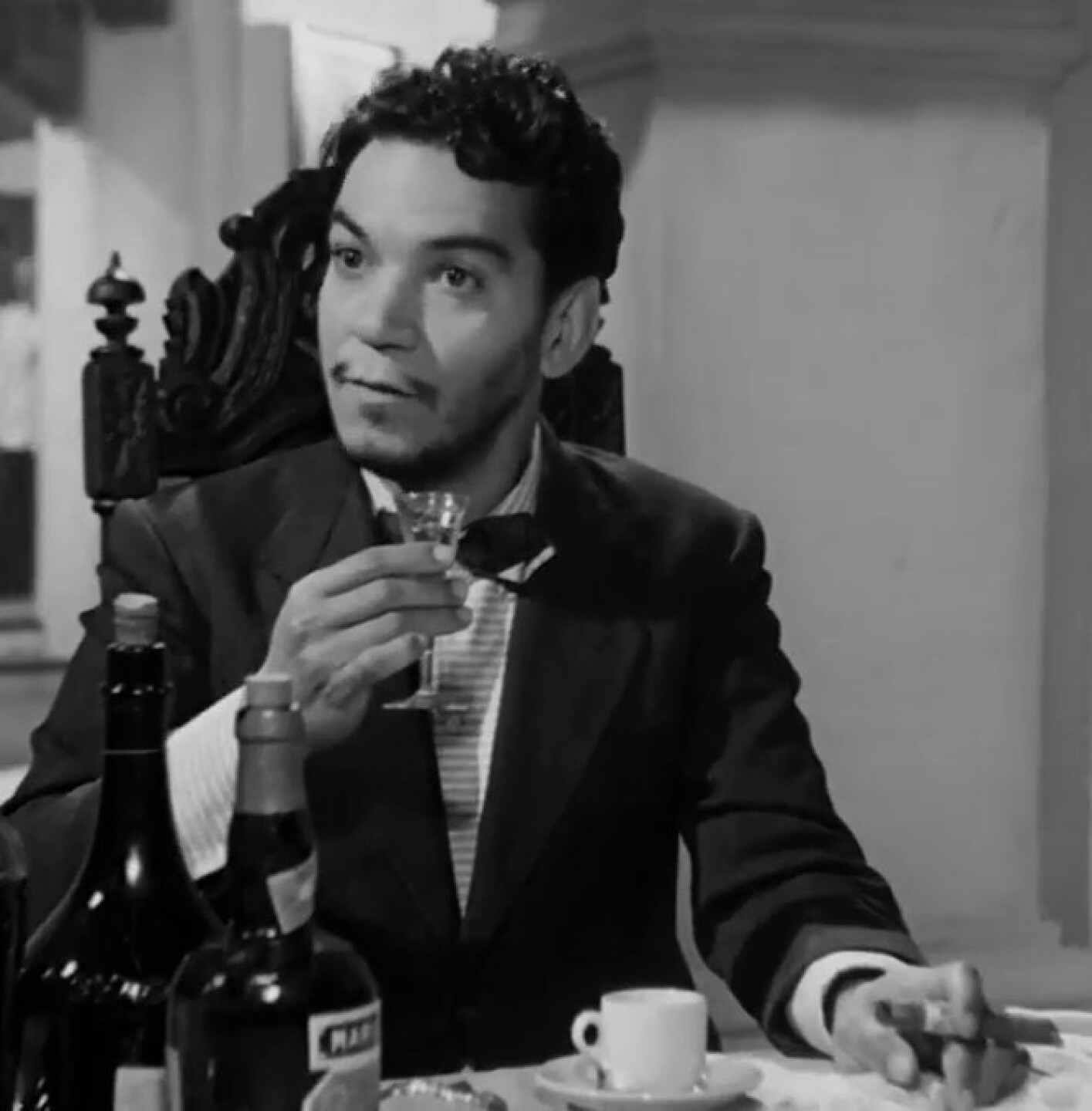 Cantinflas interpretando a un hombre de mundo con clase