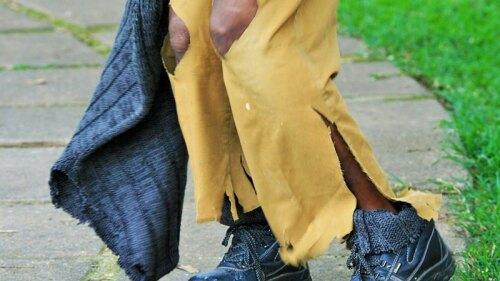 Confunden a hijo de querido actor con un vagabundo y pasa por tremenda humillación