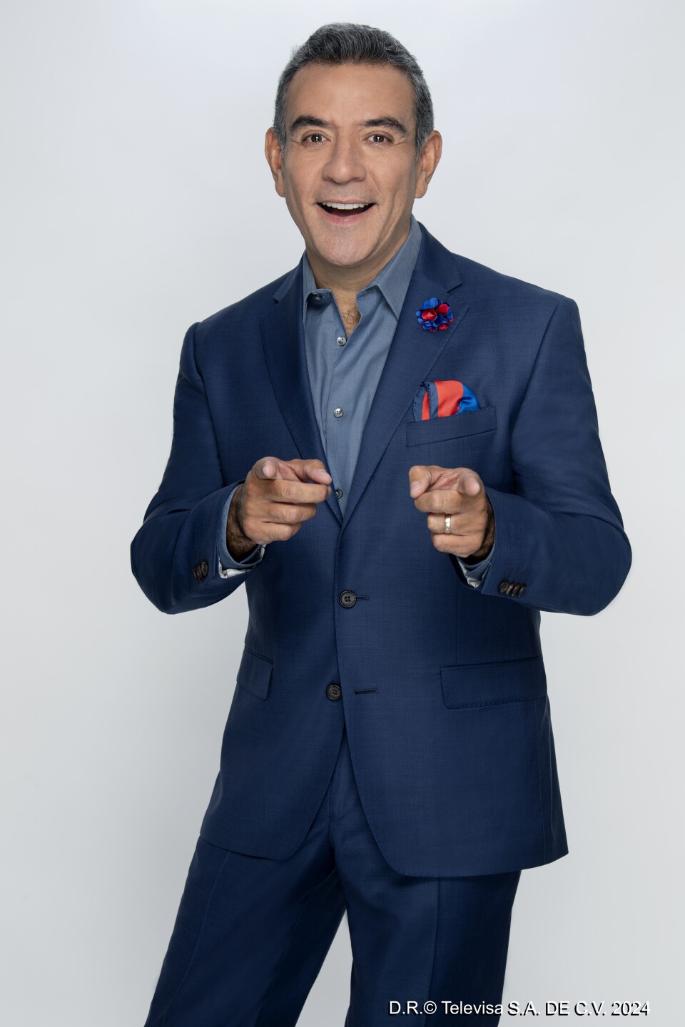HÉCTOR SANDARTI con traje azul.jpg