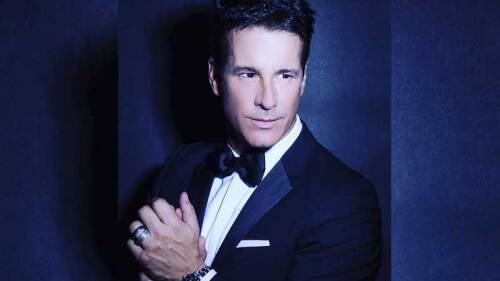 En su cuenta  de Instagram, el actor a compartido varias fotos con Adela, diciendo lo enamorado que estaba de ella.