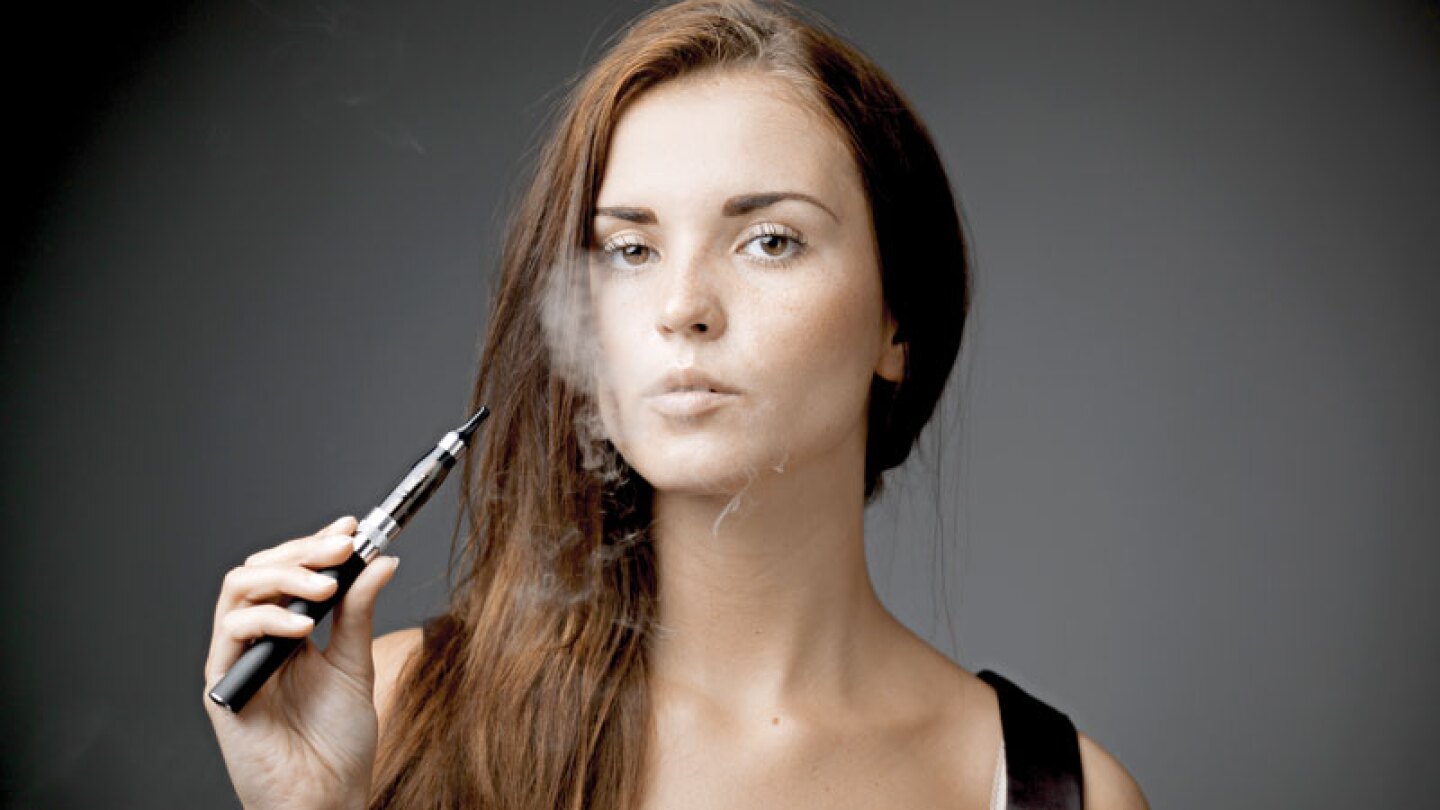 Cigarros electrónicos, tan dañinos o más que los tradicionales. Surgieron como una alternativa para dejar de fumar, pero cada vez más estudios indican que sus sustancias son tan adictivas y dañinas como el tabaco.