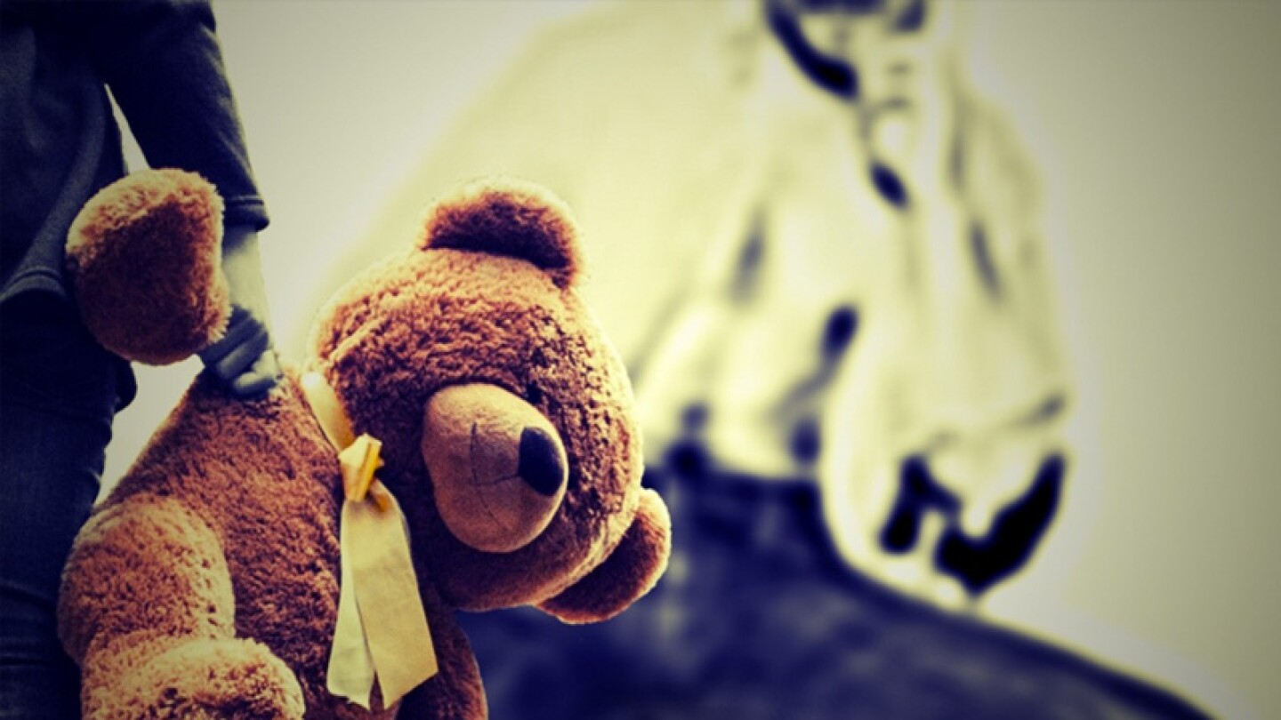 Hombre abusa sexualmente de su hijo