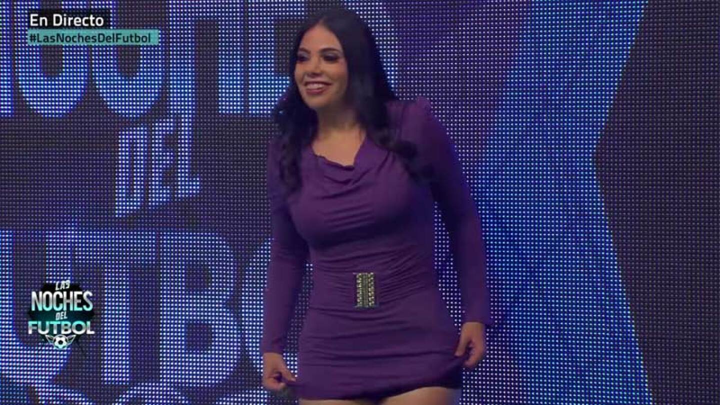 Conductora de Multimedios juega a subirse el vestido en programa en vivo.