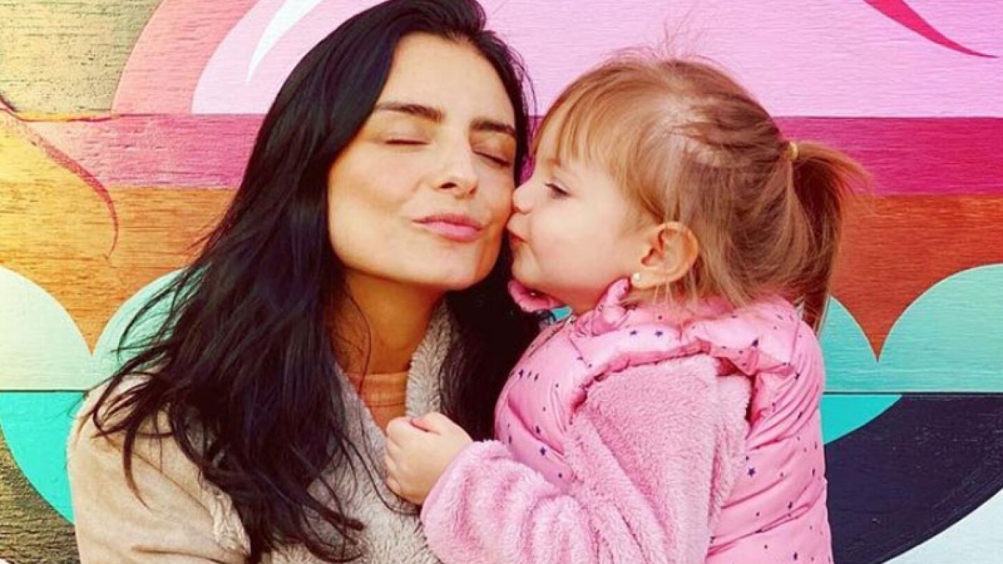 Hija de Aislinn reaparece en video tras sufrir golpe
