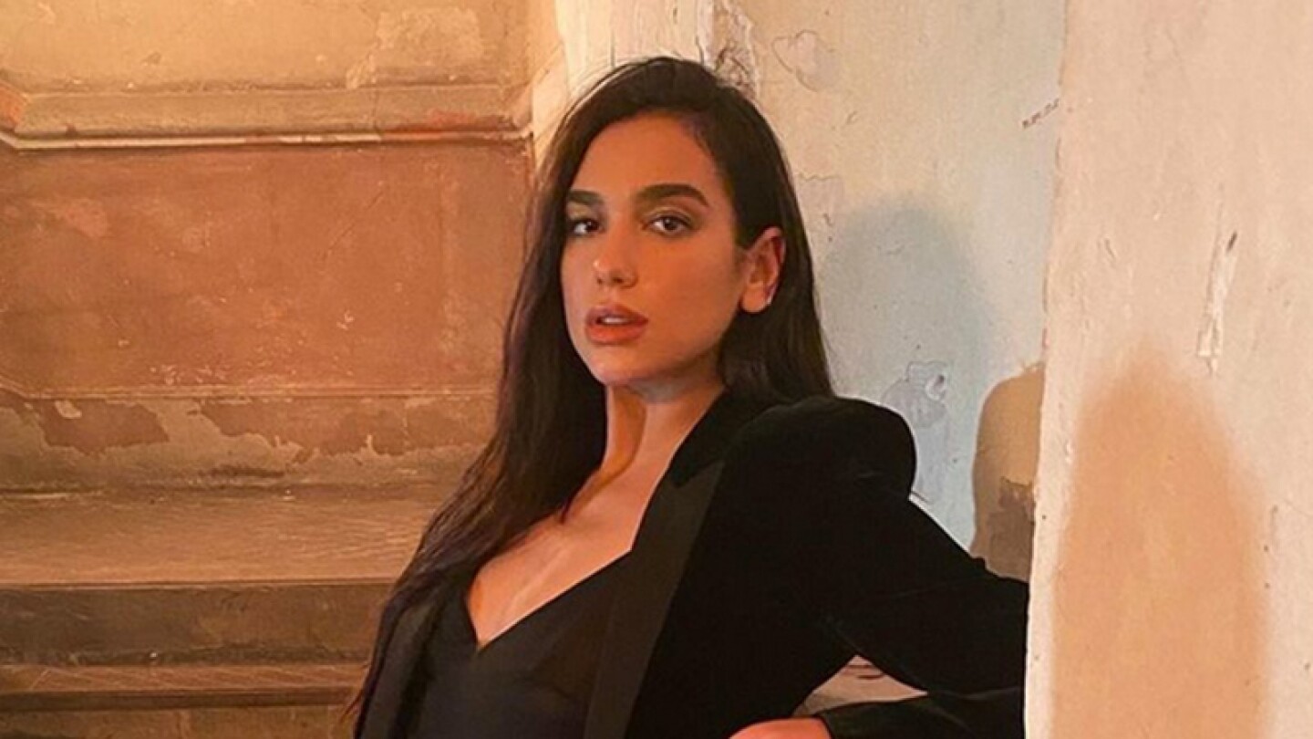 Dua Lipa prueba los tacos de bisteck