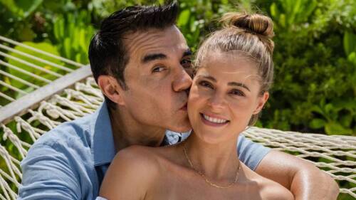 Adrián Uribe y su esposa le dan la bienvenida a su bebé