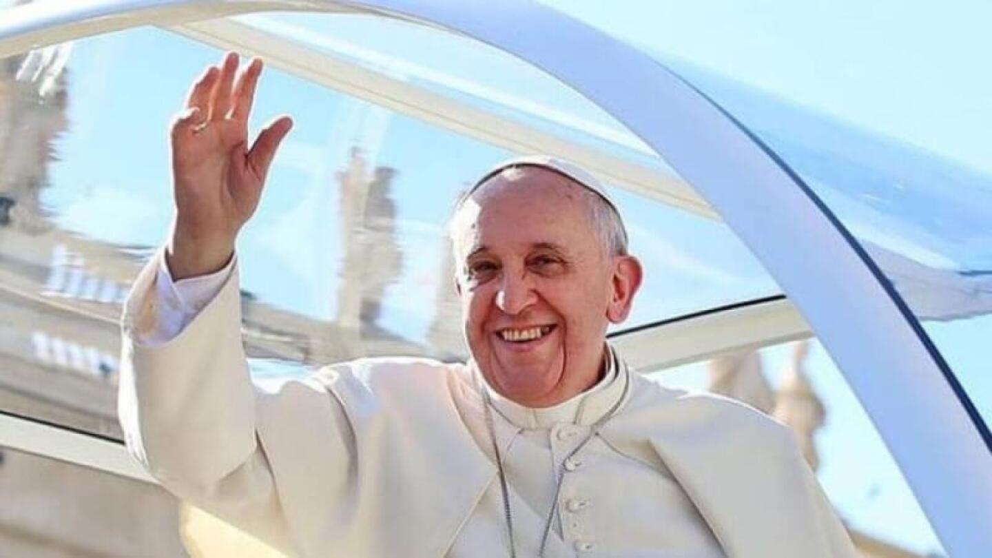 Papa Francisco dice que la familia se funda en la unión entre un hombre y una mujer, y luego aclara su dicho