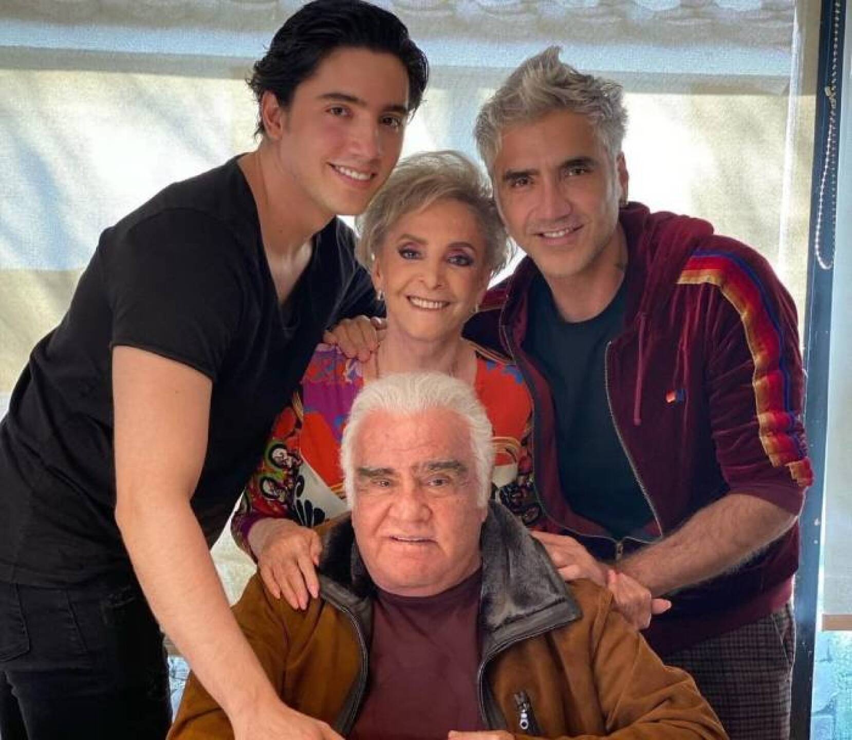 Alejandro Fernández Abarca es un cantante de mariachi y pop latino mexicano, hijo del fallecido cantante ranchero Vicente Fernández.