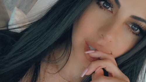 Jimena Sánchez se pone de perfil en entallado vestido blanco