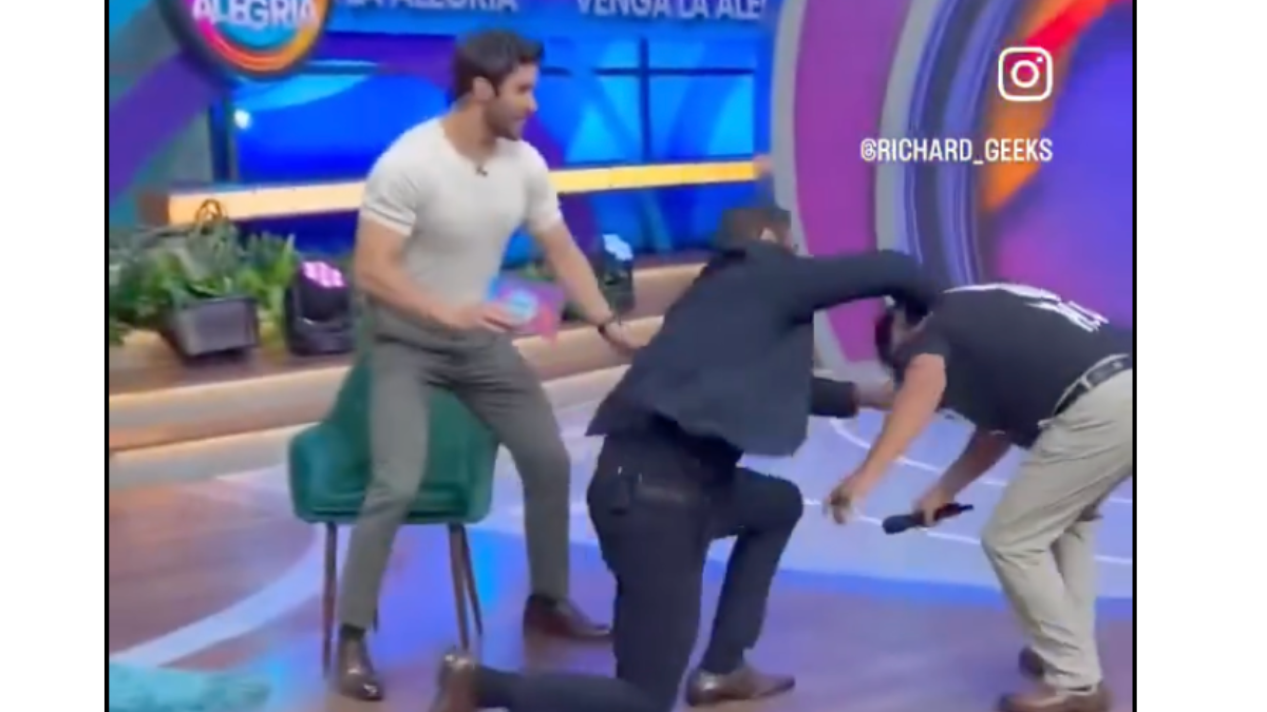 6.png Alberto del Río ataca a su rival y causa destrozos en foro de Venga la alegría