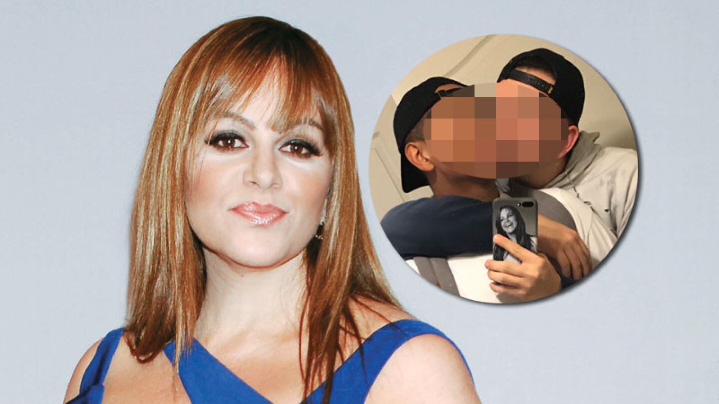 Salen a la luz fotos del hijo de Jenni Rivera ¡beso y beso con su novio!