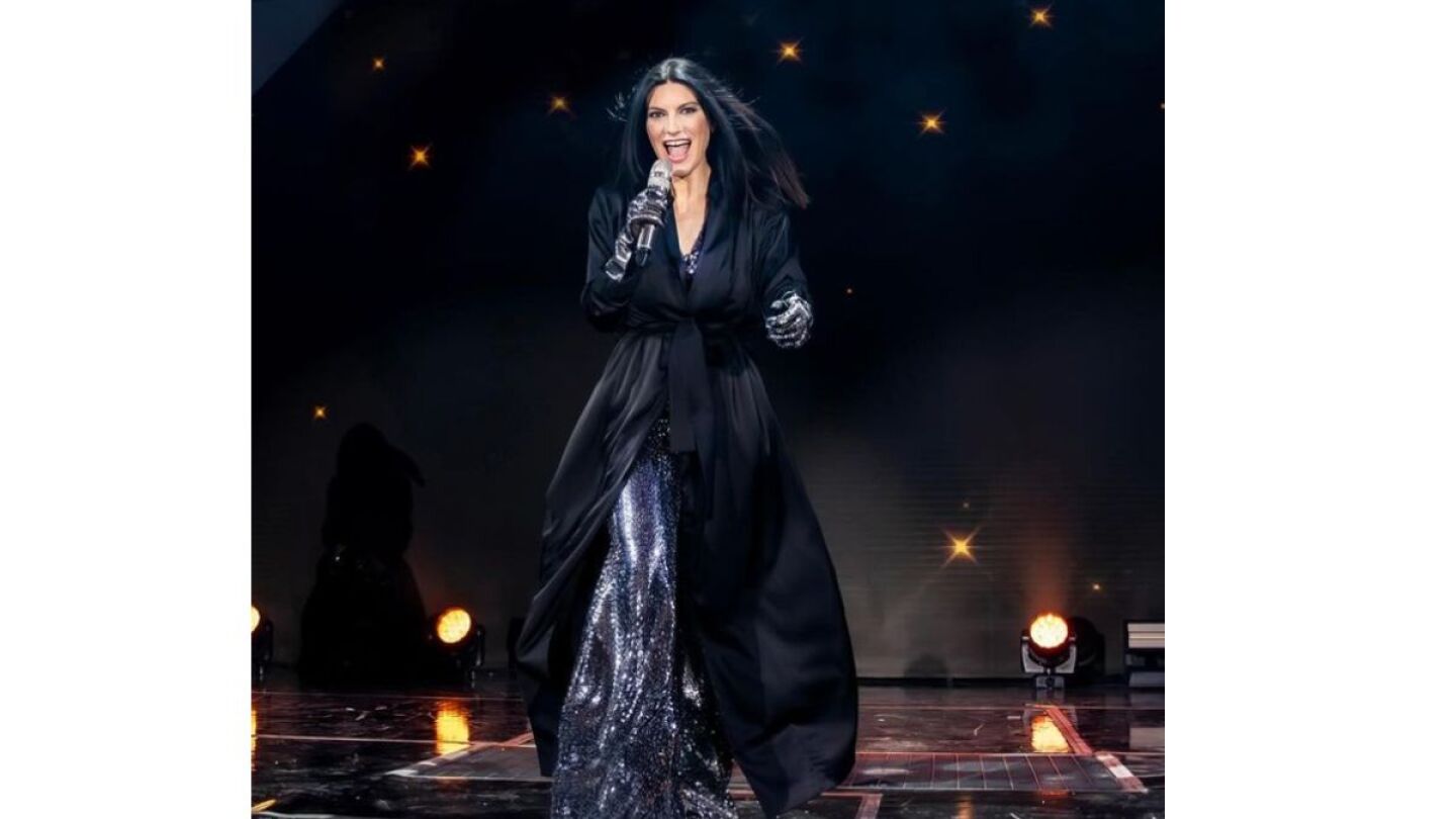 Laura Pausini sufre tremendo accidente en pleno concierto