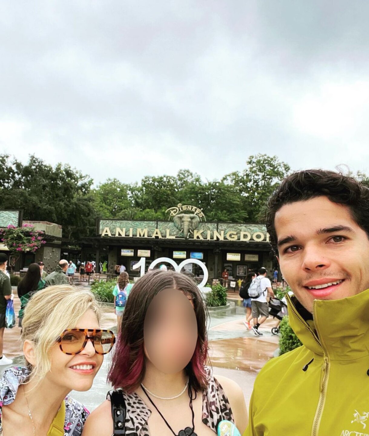 Itatí Cantoral y sus hijos en Animal Kingdom de Disney
