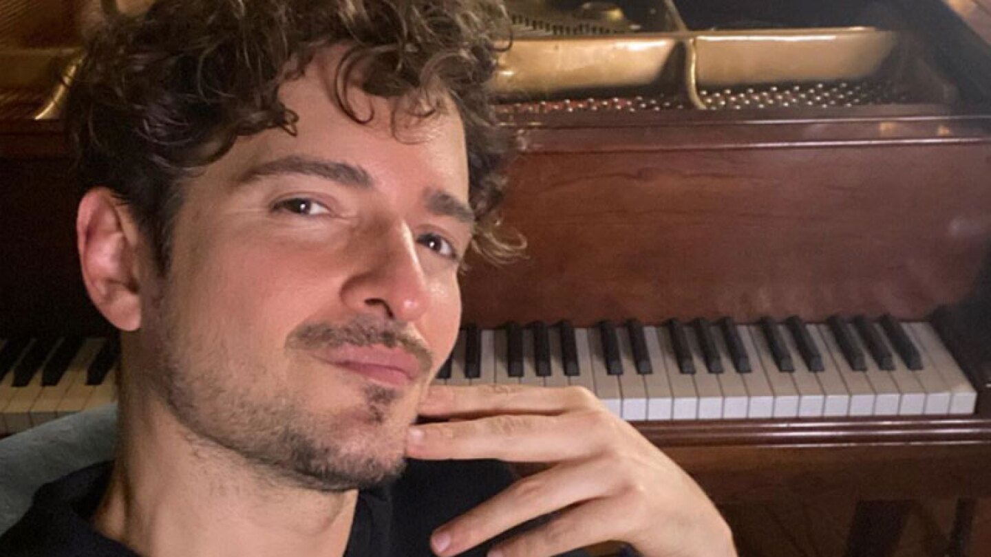 Tommy Torres envía por error foto íntima a la maestra de su hija