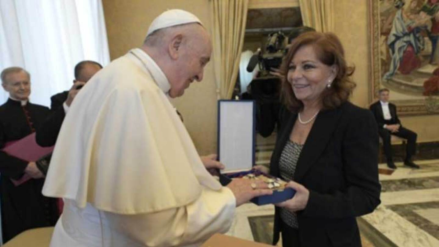 Valentina Alazraki recibe condecoración que le entregó el Papa Francisco.