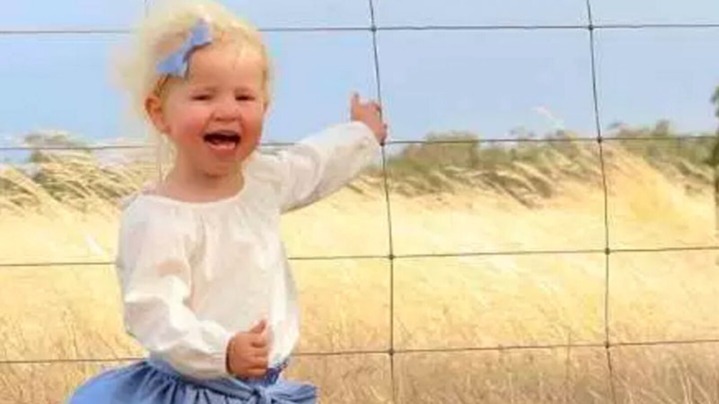 Foto de niña apuntando al horizonte encierra un mortal secreto.