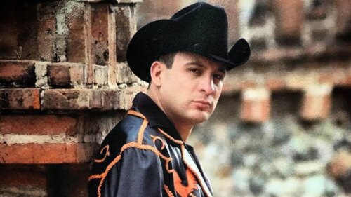 Lanzan línea de cubrebocas de Valentín Elizalde