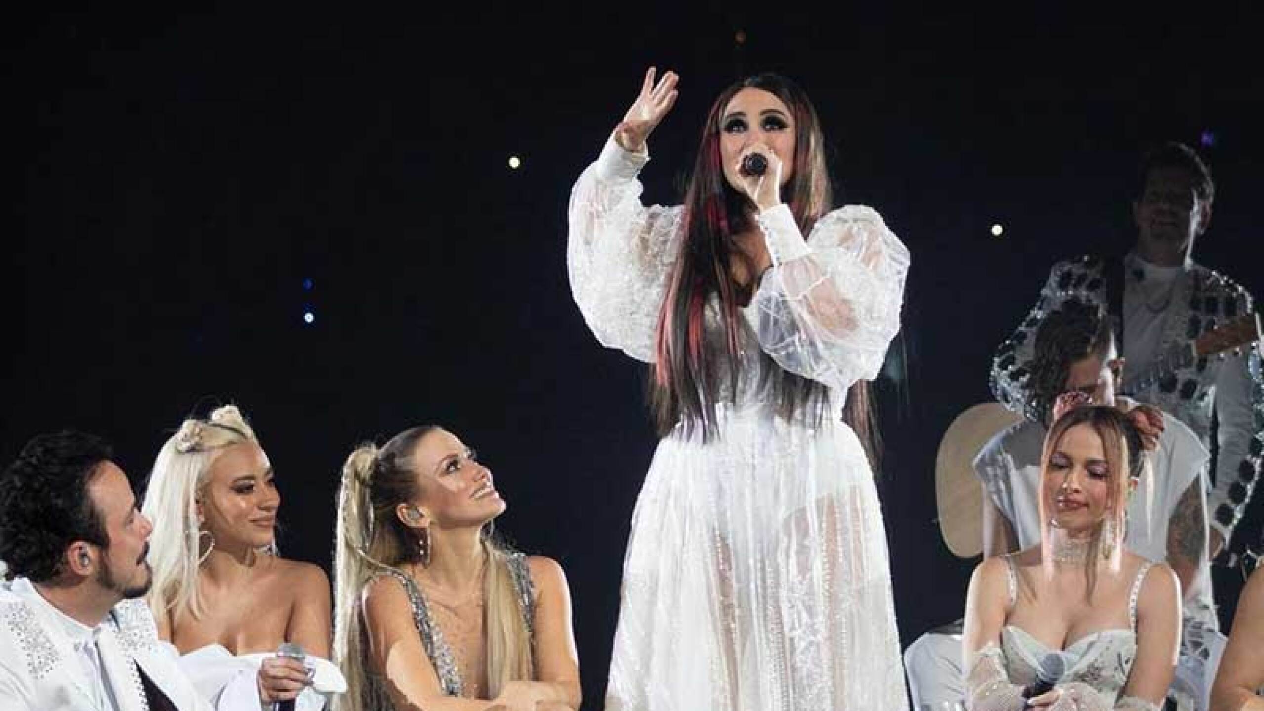 Dulce María está en la gira de los 2000s Pop Tour