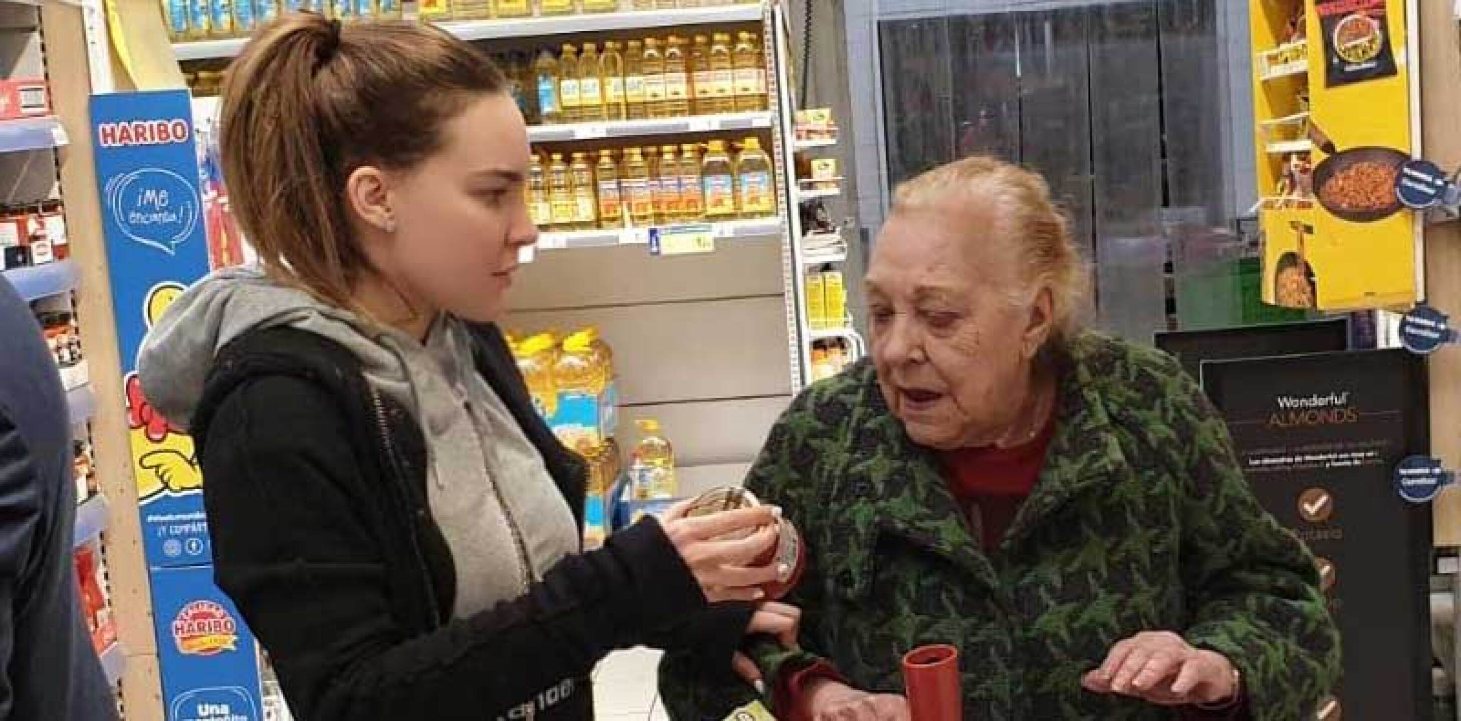 Hospitalizan a la abuelita de Belinda.