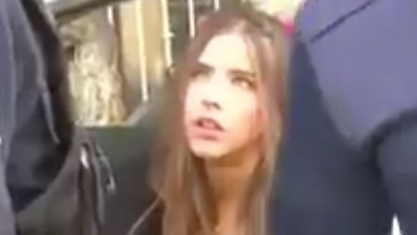 La joven que se hizo viral por querer sobornar a policías.
