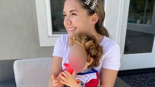 Vero Ale exconductora de Venga la alegría y su hijo abrazados y felices