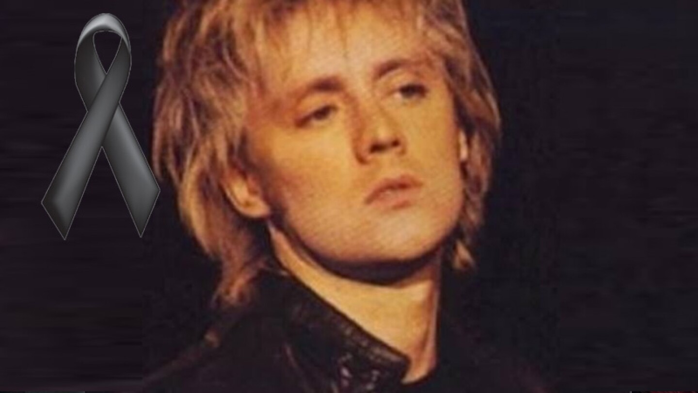 Lamenta la muerte del bajista de Queen