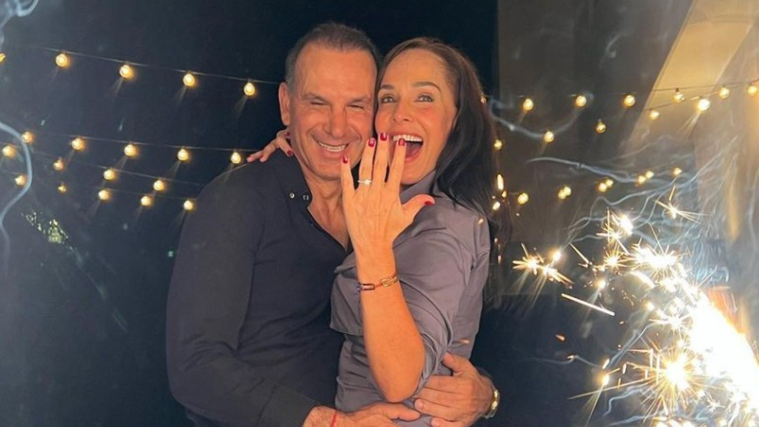 A sus 52 años, Sharis Cid anuncia compromiso; así fue su romántica pedida de mano