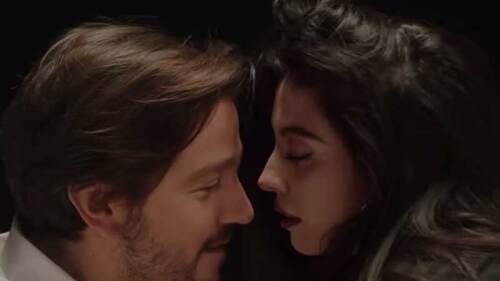 Este es el polémico beso que se da la chilena con el actor mexicano.